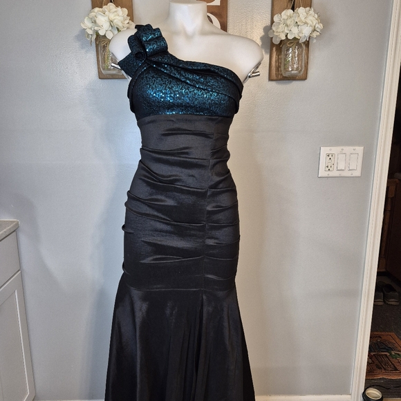 Betsy & Adam Dresses & Skirts - Betsy & Adam Sequin Top/Bow One Shoulder Mermaid Formal Gown